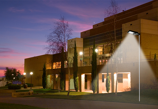 Cena noturna mostrando a lumin&aacute;ria acendendo automaticamente