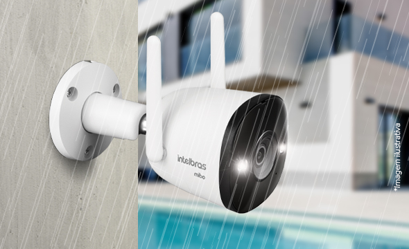 Câmera instalada em uma parede externa sob chuva