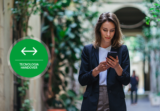 Pessoa se movendo em um ambiente com múltiplos Access Points sem perder a conexão.