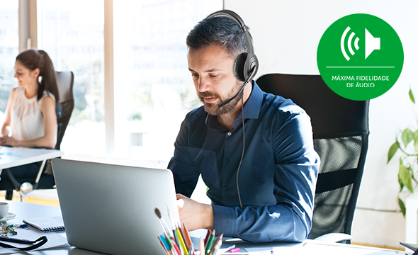 Pessoa utilizando o headset WHS 60 em uma videochamada