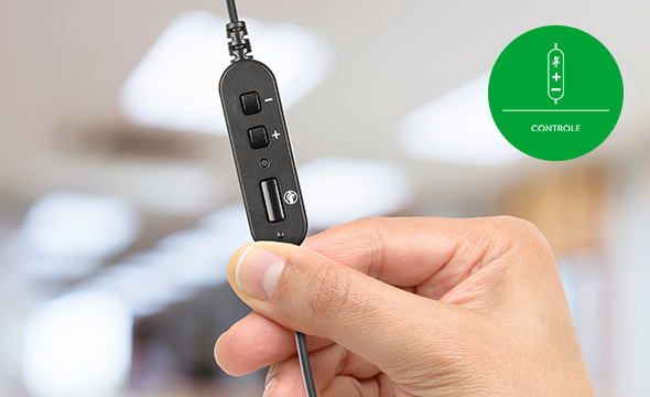 Controles de volume e mudo integrados ao cabo do headset