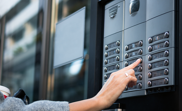 Porteiro eletrônico e smartphone em um cenário de condomínio