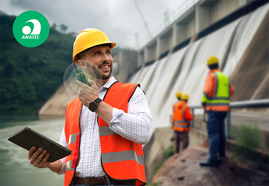 R&aacute;dio comunicador RC 4102 flutuando na &aacute;gua com o LED aceso