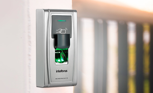 Homem utilizando um controlador de acesso Intelbras