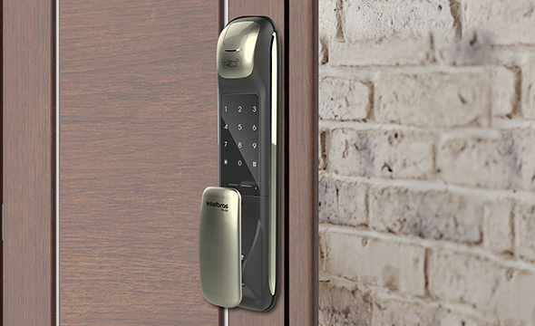 Versatilidade no Acesso com Biometria e Senha