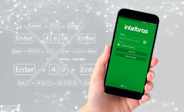 Mão pressionando botão na placa da central de alarme