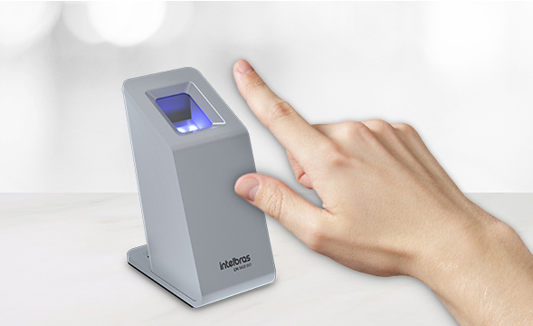 Pessoa utilizando o leitor de digitais para cadastro