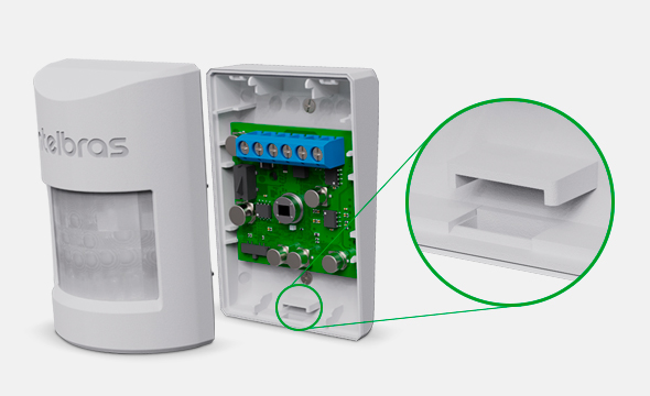 Instalador fechando o sensor IVP 1000 PET com um clique