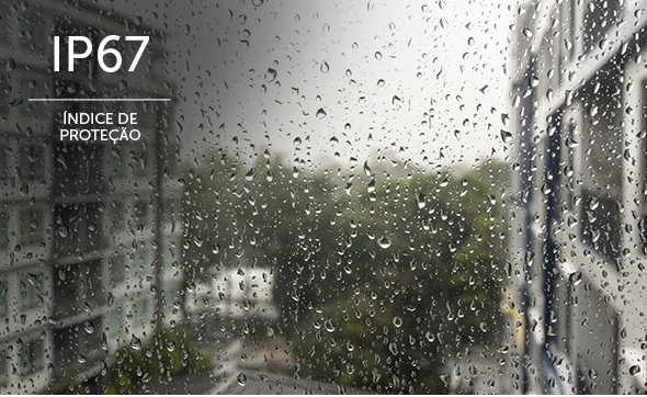 Câmera instalada em ambiente externo com chuva