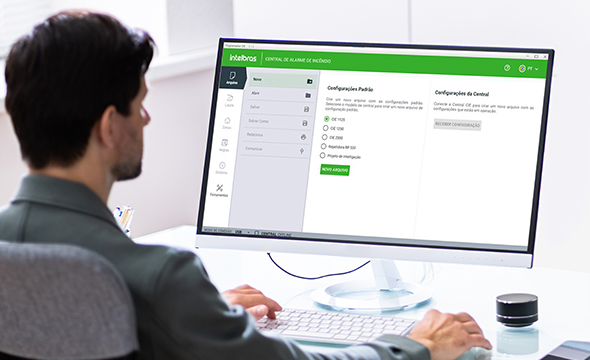 Pessoa configurando o sistema de forma remota em um notebook