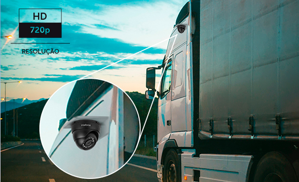 Homem analisando imagens da c&acirc;mera veicular em um monitor