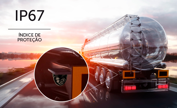 C&acirc;mera instalada na parte externa de um caminh&atilde;o sob chuva