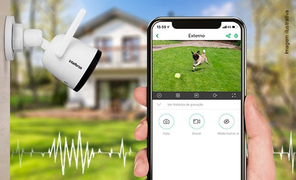 Homem ouvindo o som captado pela câmera através do smartphone