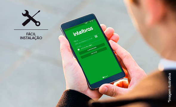 Pessoa utilizando o aplicativo AMT Remoto Mobile