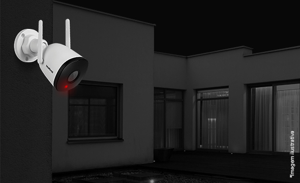 Mulher vendo imagem noturna da câmera no celular