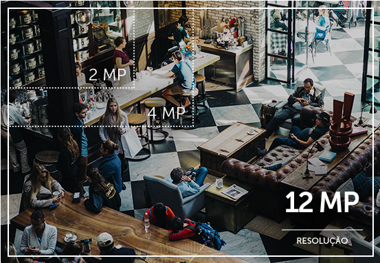 Homem observando monitor com imagens de alta resolu&ccedil;&atilde;o
