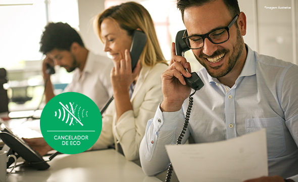 Pessoa em uma ligação com áudio de alta qualidade