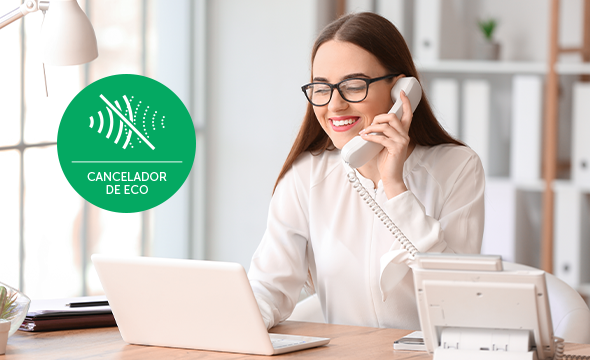 Pessoa em uma chamada de voz com &aacute;udio claro e sem ru&iacute;dos