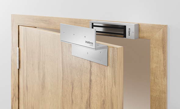 Diagrama mostrando a flexibilidade de instala&ccedil;&atilde;o em portas que abrem para dentro e para fora.