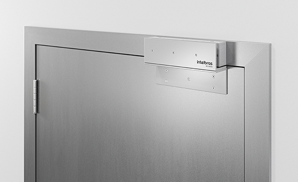 Porta de um escrit&oacute;rio com a fechadura instalada, demonstrando alta seguran&ccedil;a.