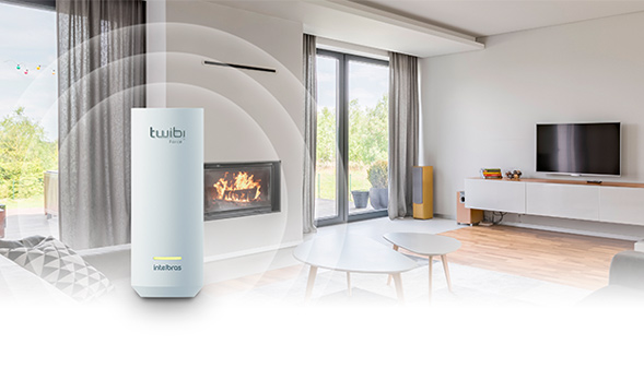 Família usando dispositivos conectados em uma sala de estar