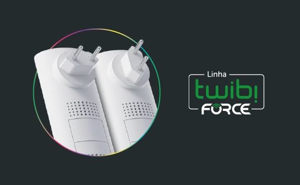 Demonstração do encaixe rotatório do Twibi Force Plug em uma tomada