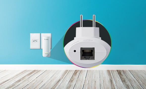 Extensor Twibi Force Plug com um cabo de rede conectado à porta Ethernet