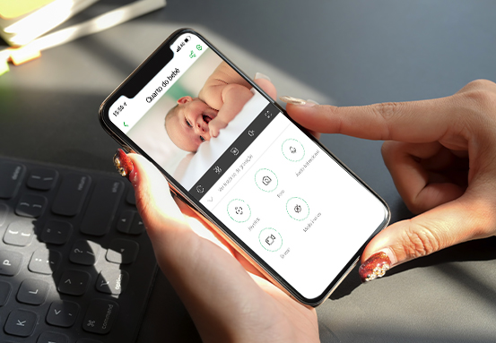 Pai conversando com seu bebê através do aplicativo Mibo Smart