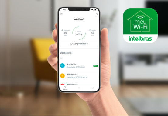 Pessoa configurando roteador pelo aplicativo no celular