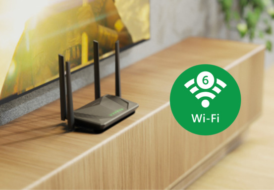 Homem utilizando notebook com alta velocidade de conexão