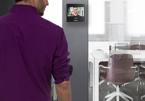 Homem utilizando o reconhecimento facial para entrar em um ambiente