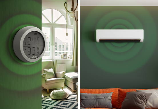 Pessoa utilizando o smartphone para controlar a casa inteligente