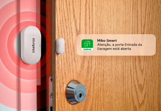 Mulher recebendo notificação de alerta no smartphone