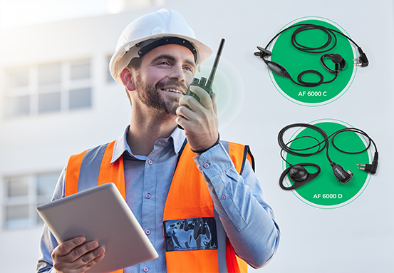 Pessoa utilizando o rádio comunicador com fone de ouvido