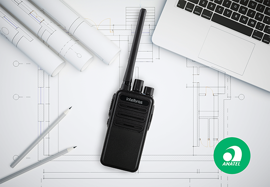 Trabalhadores da construção civil utilizando rádios comunicadores