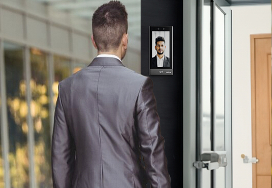 Pessoa utilizando o reconhecimento facial de rápida leitura