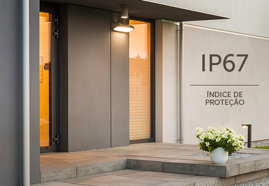 Câmera instalada em ambiente externo sob chuva