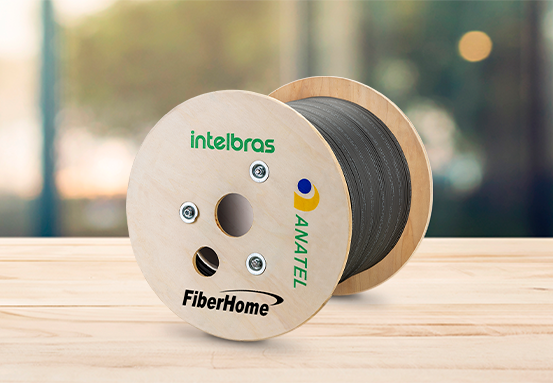 T&eacute;cnico manuseando cabo de fibra com facilidade