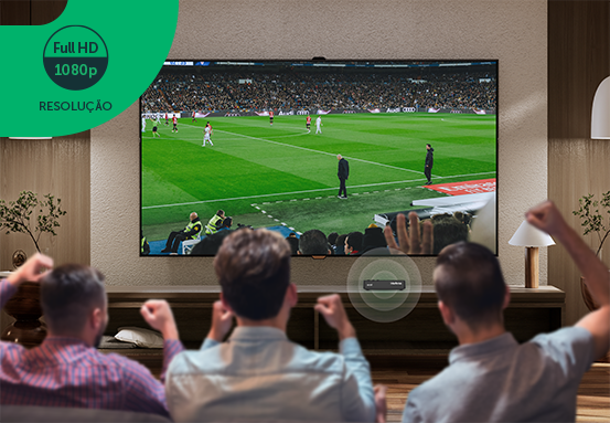 Mulher assistindo TV em alta definição.