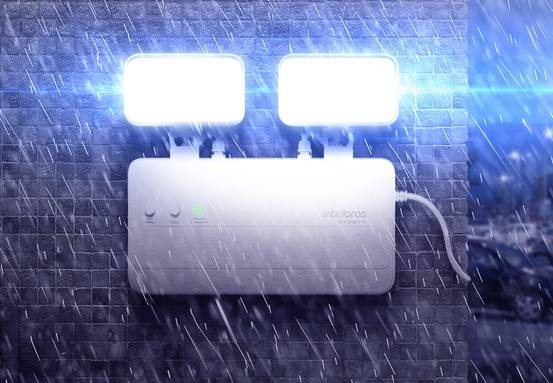 Luminária de emergência instalada em uma parede externa, resistindo à chuva.