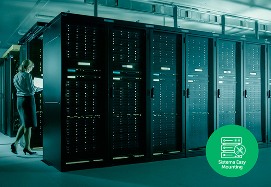 Homem montando o rack com facilidade