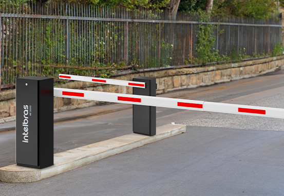 Cancela AF 3000 com braço articulado, mostrando a versatilidade do design