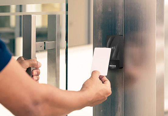 Gabinete plástico resistente com design moderno