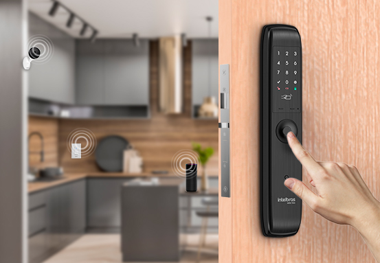 Homem controlando a fechadura remotamente pelo aplicativo Mibo Smart