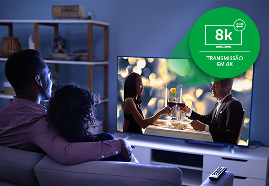 Homem assistindo TV com imagem em alta resolu&ccedil;&atilde;o 8K