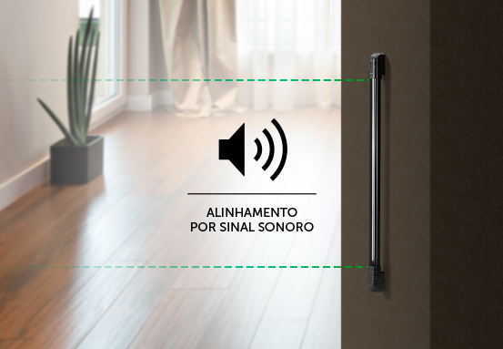 Instalador configurando o sensor de barreira