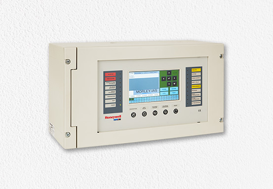 Operador utilizando a tela touchscreen da central MA 2000