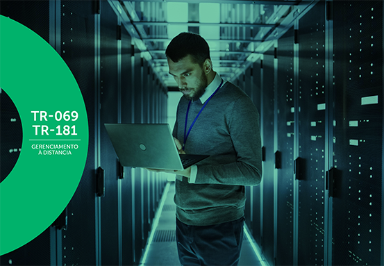 Pessoa gerenciando a rede em um notebook