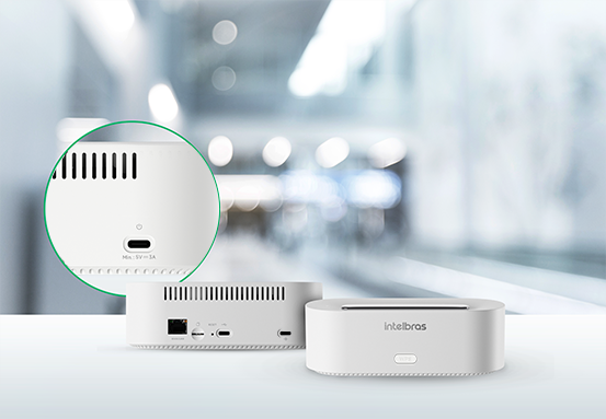 Detalhe das portas USB-C e de rede do roteador