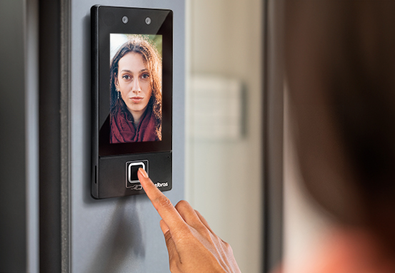 Pessoa utilizando a biometria digital para acesso